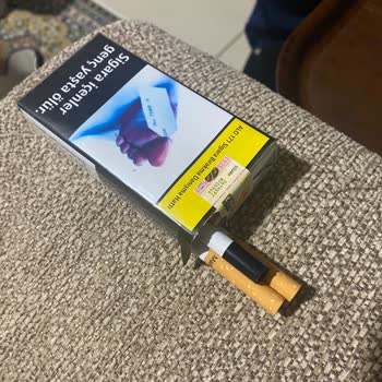 Marlboro Sigara Paketinden Siyah Filme Sarılı Sigara Çıkması Şaşkınlığı