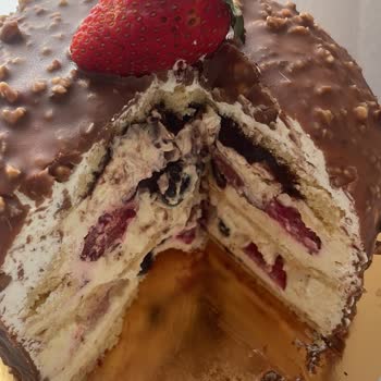 Ezilmiş Çilekli Pasta Ve Telafisiz Kötü Deneyim