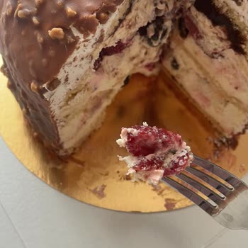 Ezilmiş Çilekli Pasta Ve Telafisiz Kötü Deneyim