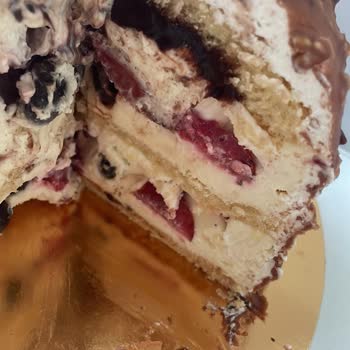 Ezilmiş Çilekli Pasta Ve Telafisiz Kötü Deneyim