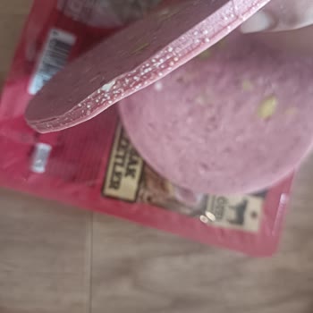 Son Kullanma Tarihi Geçmemiş Salamda Küflenme Ve Renk Değişimi