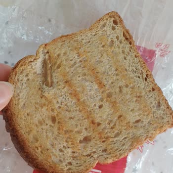 Tam Buğday Ekmeğinden Çıkan Odun Parçası Mağduriyet Yaşattı