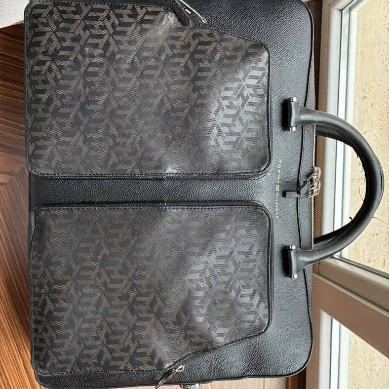 Tommy Hilfiger Laptop Çantamda Saplarda Soyulma Ve Fermuar Kopması Sorunu