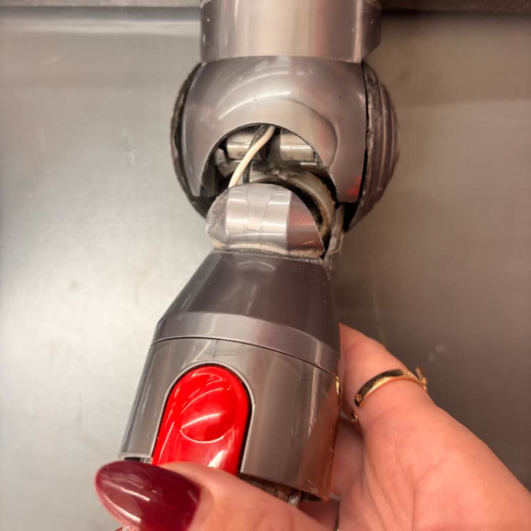 Dyson V8 Süpürge Zemin Başlığı Kısa Sürede Kırıldı, Parça Bulunamıyor