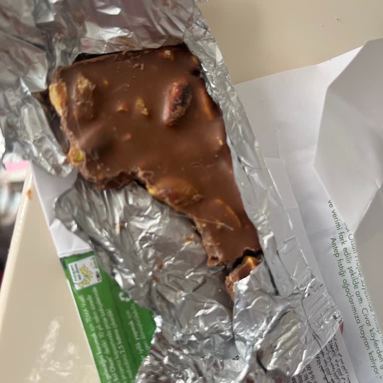 Damak Antep Fıstıklı Çikolata İçinde Yabancı Madde Ve Tat Sorunu