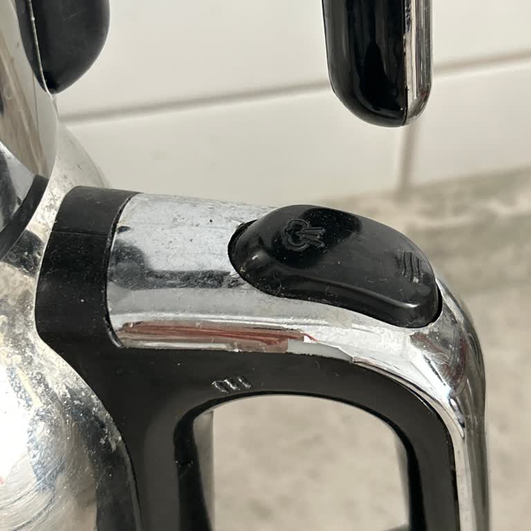 Çaycımın Metal Kısmı Elimi Kesti Ve Su Sızdırıp Kısa Devre Yaptı