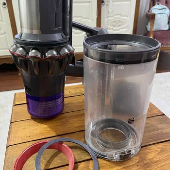 Dyson V11 Süpürgemin Toz Haznesindeki Kauçuk Parçalar Yerinden Çıktı, Ücretsiz Değişim Talep Ediyorum