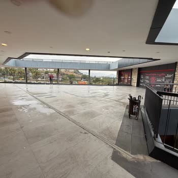 Urla Bamboo AVM’de Kaygan Zeminde Düşerek Ciddi Şekilde Yaralandım Destek Alamadım