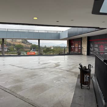 Urla Bamboo AVM’de Kaygan Zeminde Düşerek Ciddi Şekilde Yaralandım Destek Alamadım