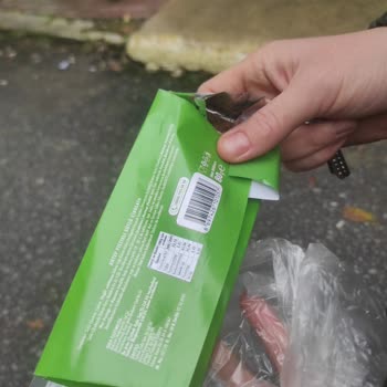 Hakmar Gıda Aldığım Çikolatada Kurt Çıktı, Market İlgisiz Kaldı Ve Para İadesi Yapılmadı