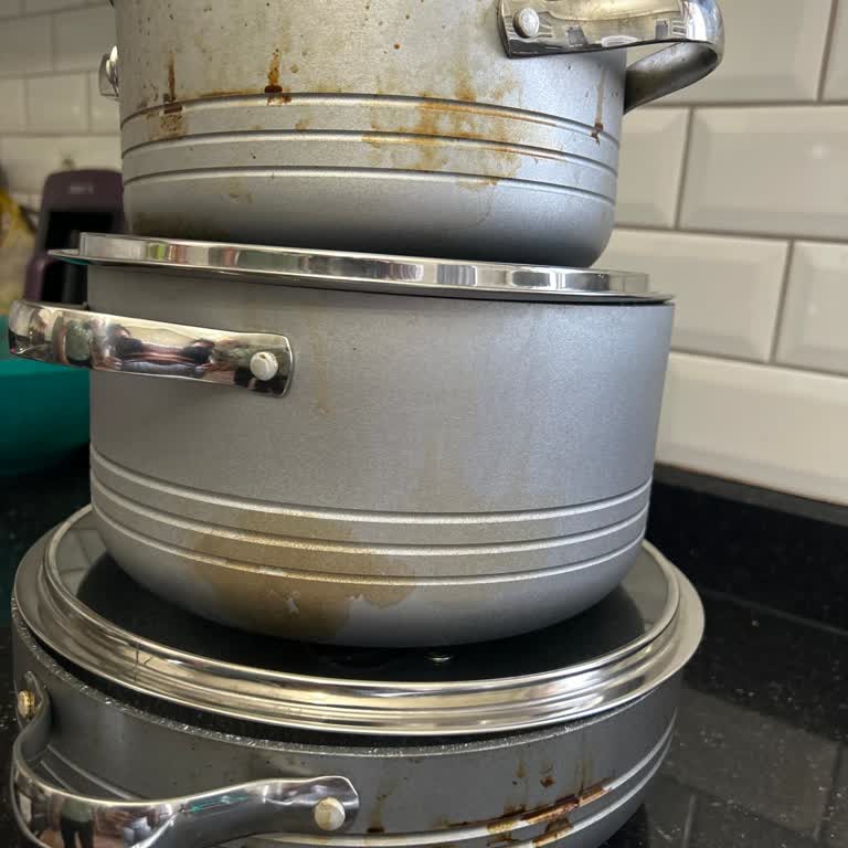 Korkmaz Granit Tencere Setinde Temizlenmeyen Yağ Lekeleri ve İlgisiz Bayi