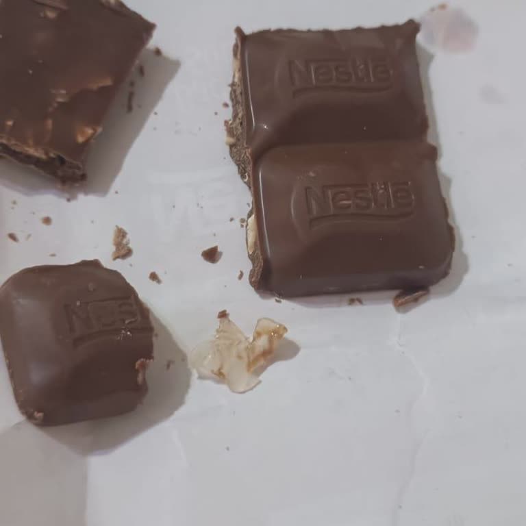 Aldığım Çikolatanın İçinden Silikon Parçası Çıktı Sağlığım Tehlikeye Girdi