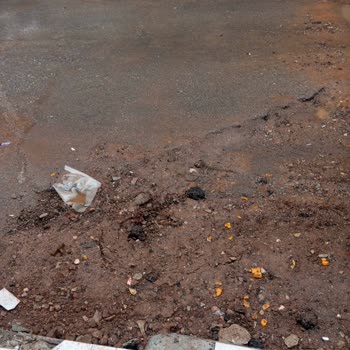 Elektrik Altyapı Çalışması Sonrası Yol Çökmesi Ve Evde Su Baskını Riski