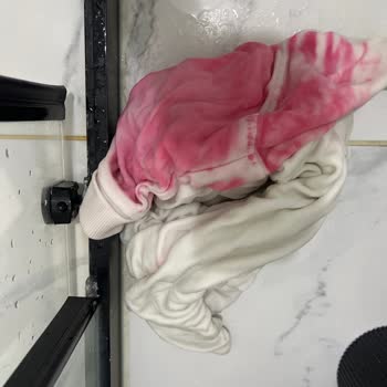 Domestos Temasından Sonra Beyaz Tişörtte Oluşan Kırmızı Lekeler İçin Çözüm Bekliyorum