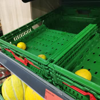 BİM Şubesinde Bozuk Mandalinalar Hijyen Sorununa Yol Açıyor