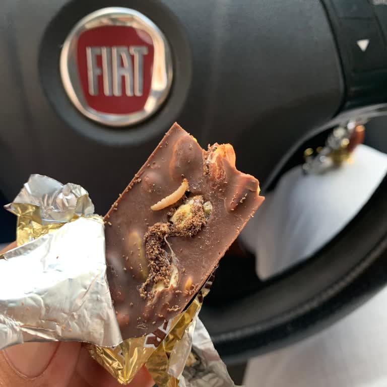 Ülker Antep Fıstıklı Çikolatadan Kurt Çıkması