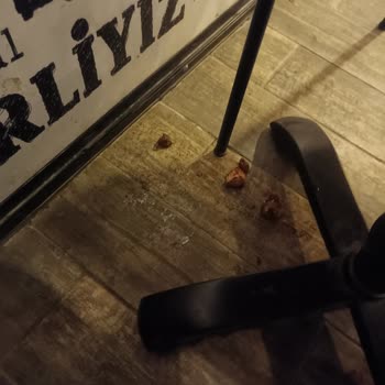 Biga Tavuk Dünyası Şubesinde Temizlik Ve Servis Sorunu