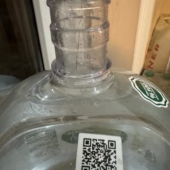 Teslim Edilen Damacana Suda Beyaz Kalıntılar Ve Yetersiz Destek