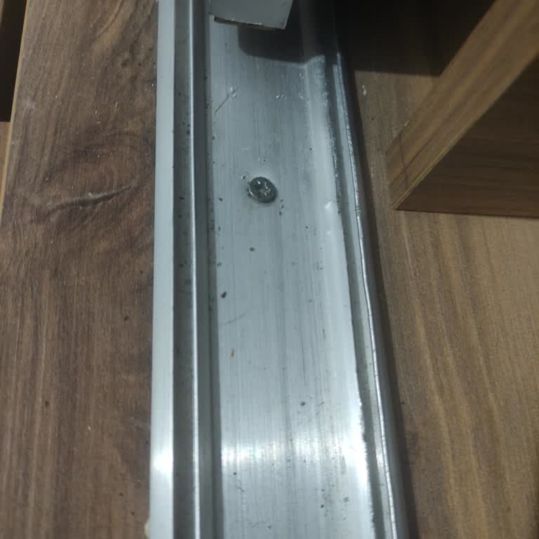 Uykum Yatak Baza Dolabın Kapakları Sürekli Olarak Raydan Çıkıyor