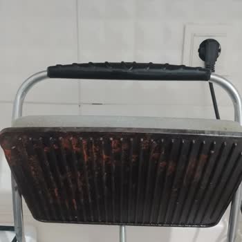 Az Kullanılan Tost Makinesi Kısa Sürede Paslandı