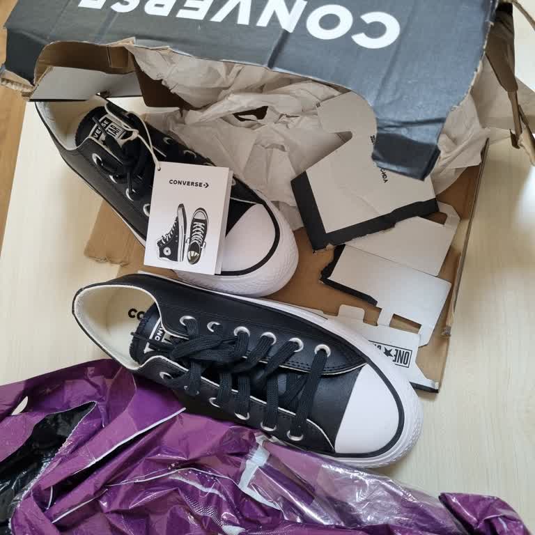 Converse Siparişimde Kutu Hasarlı Ve Müşteri Hizmetlerinden Dönüş Alamadım