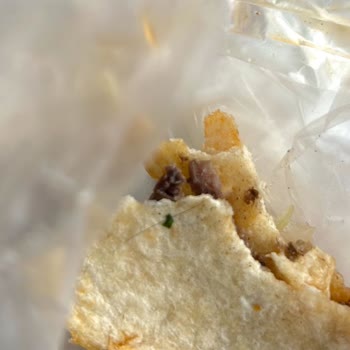 Yaprak Dönercisi'nde Hijyen Skandalı: Dönerde Kıl Çıktı!