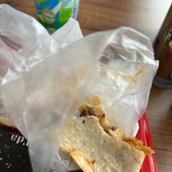 Yaprak Dönercisi'nde Hijyen Skandalı: Dönerde Kıl Çıktı!