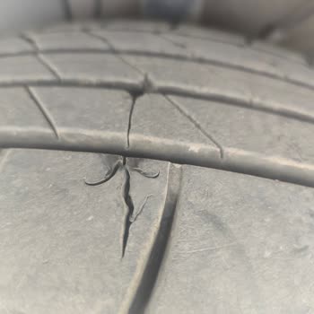 Frühzeitiger Verschleiß und Rissbildung bei Kumho-Reifen des Chery Tiggo 7 Pro Max