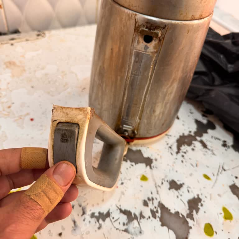 Homend 1710 Çaycıda Güvenlik Riski: Kaynar Su Sırasında Kopan Kol