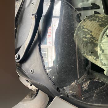 BMW Aracımın Silecek Altı Kauçuk Parçası Kendiliğinden Parçalandı