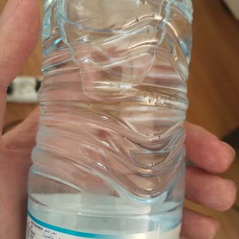 Kapalı Şişelerde Tozlu Ve Partiküllü Su İle Karşılaşmak Büyük Hayal Kırıklığı