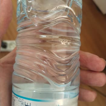 Kapalı Şişelerde Tozlu Ve Partiküllü Su İle Karşılaşmak Büyük Hayal Kırıklığı