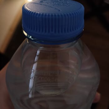 Kapalı Şişelerde Tozlu Ve Partiküllü Su İle Karşılaşmak Büyük Hayal Kırıklığı