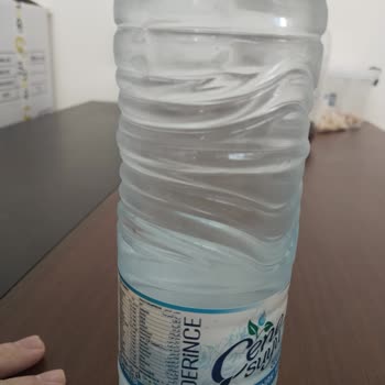 Kapalı Şişelerde Tozlu Ve Partiküllü Su İle Karşılaşmak Büyük Hayal Kırıklığı