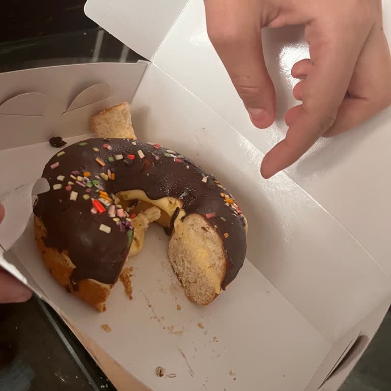 Bayat Ve Ekşimiş Alman Pastası Satışı Sonrası İletişim Sorunu