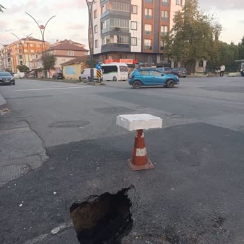 Her Yağmurda Çöken Kanalizasyon Bacası Ulaşımda Tehlike Yaratıyor