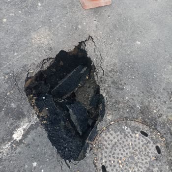Her Yağmurda Çöken Kanalizasyon Bacası Ulaşımda Tehlike Yaratıyor