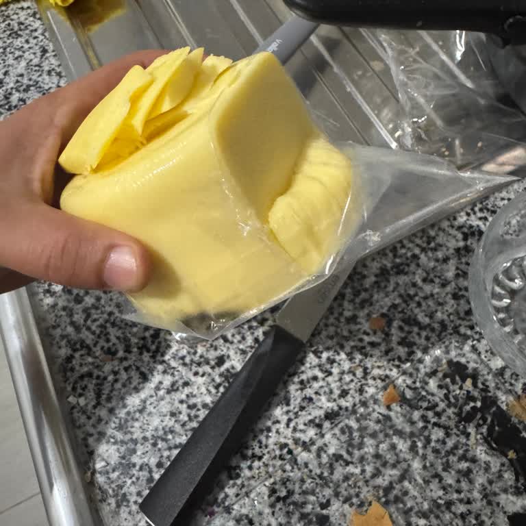 Kapalı Ambalajda Küflü Kaşar Peyniriyle Karşılaştım: Sağlık Riski Ve Açıklama Beklentisi