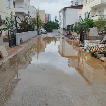 Menteş Mahallesi'nde Yıllardır Devam Eden Su Birikintisi Ve Güvenlik Sorunu