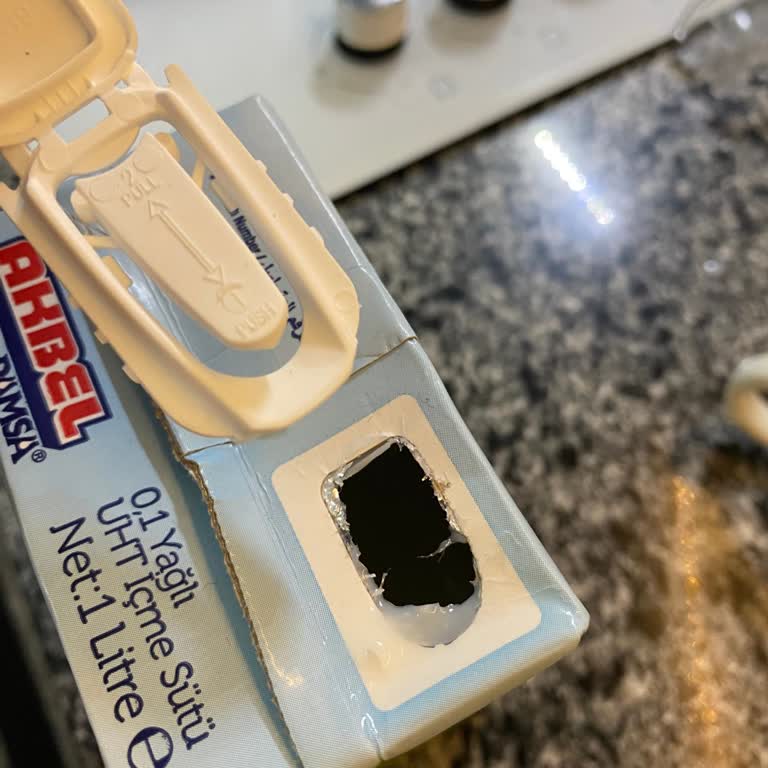 Süt Kapağı Açılır Açılmaz Tamamen Koptu Nasıl Saklayacağımı Bilmiyorum
