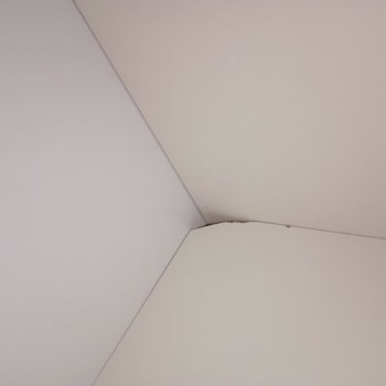 Teslim Edilen Dolabın Kırık Rafı İki Ay Geçmesine Rağmen Değiştirilmedi