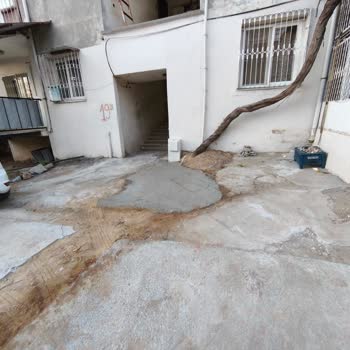 Doğalgaz Kutusu İçin Yapılan Betonun Yetersizliği Ve Kaldırımda Boşluk Oluşması