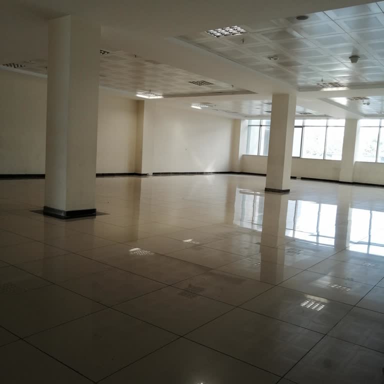 Yoğun Bakım Önünde Kalabalık Ve Yetersiz Bekleme Alanı Sağlık Riski Oluşturuyor