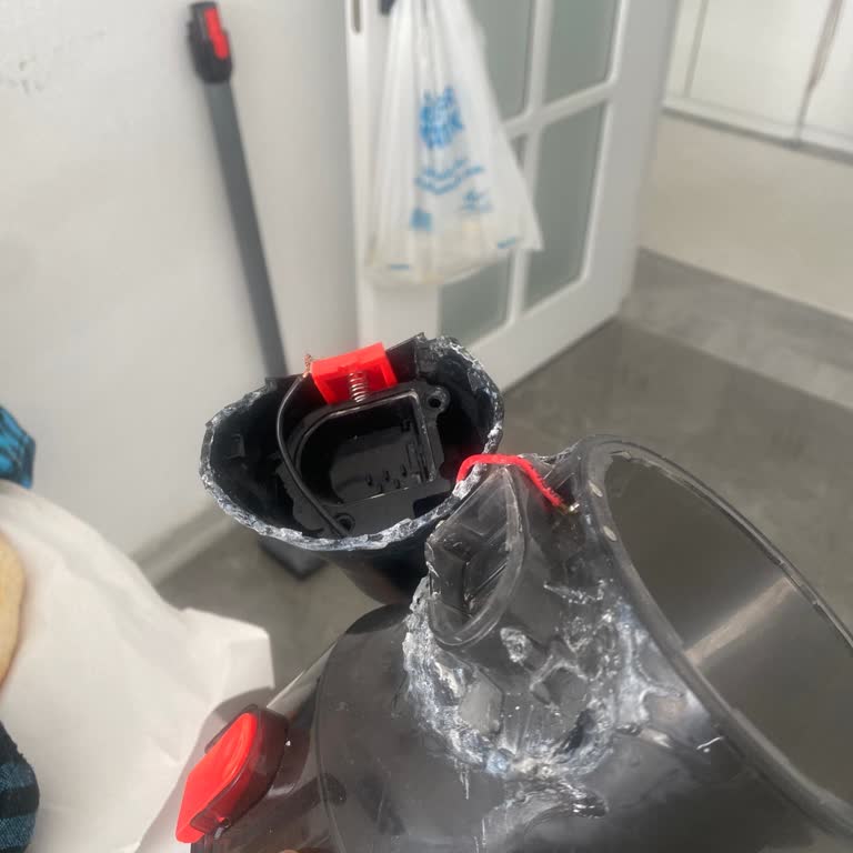 Fakir İnovator 4048 Süpürgenin Toz Haznesi Sürekli Kırılıyor, Garanti Kapsamı Dışında Bırakılıyor