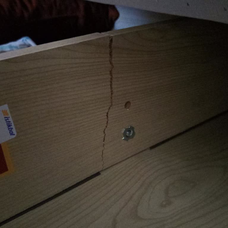 Garanti Kapsamındaki Çekyatın Çatlağı Ve Kumaş Sorunu Çözülmüyor