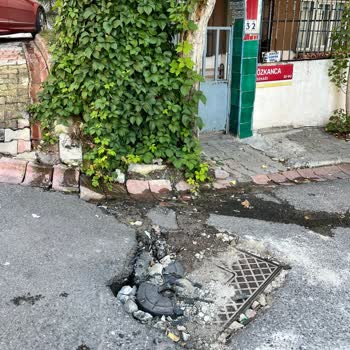 Tepeüstü Mahallesinde Çöken Rögar Kapağı Tehlike Saçıyor