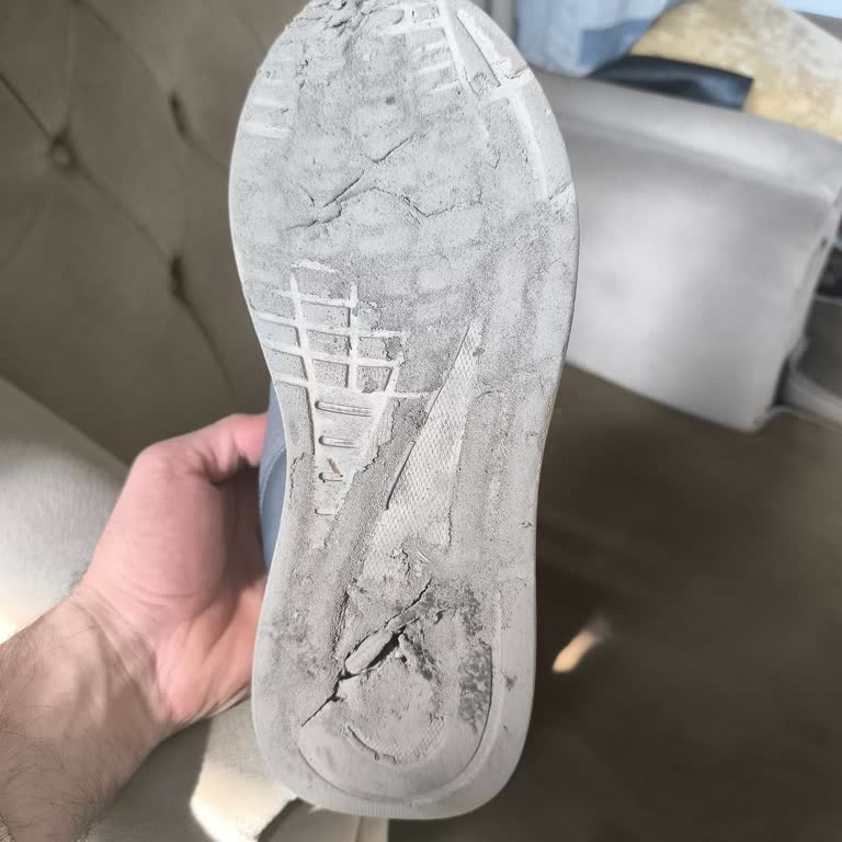 FLO Ayakkabı Sattığın Ayakkabının Arkasında Dur