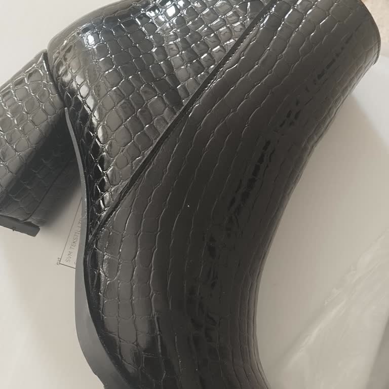 LCW Siyah Bot Yerine Desenli ve Parlayan Bir Bot Çıktı