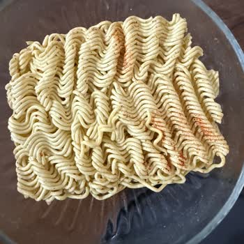 Açık Baharat Paketi Nedeniyle Bozulmuş Noodle Deneyimi