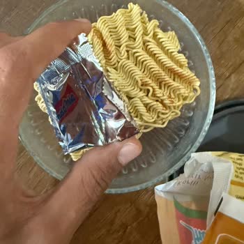 Açık Baharat Paketi Nedeniyle Bozulmuş Noodle Deneyimi